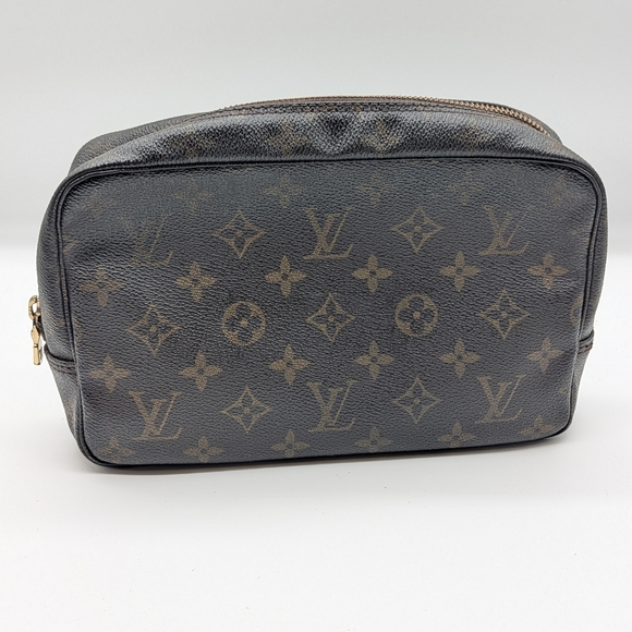 Louis Vuitton Monogram Toiletry Pouch 23 - Picture 4 of 10